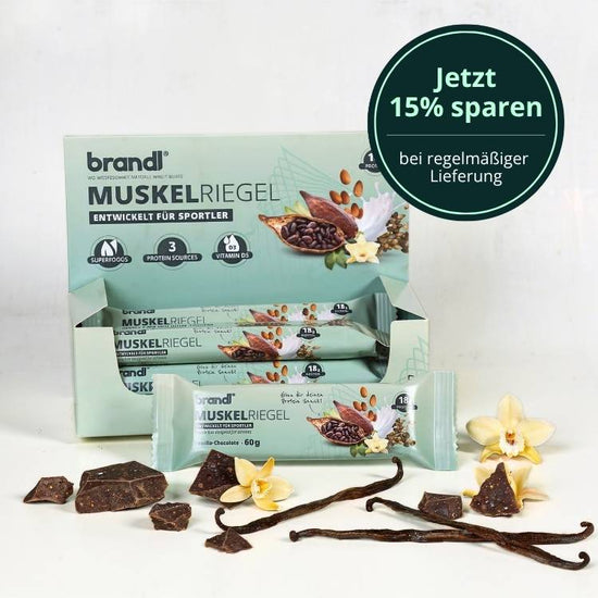 Light grün verpackte brandi muskelriegel proteinriegel mit schokoladen und vanillegeschmack neben schokolade und vanilleschoten