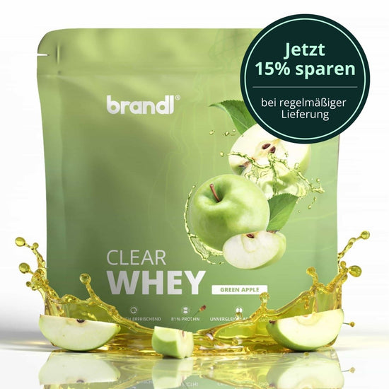 Eine grüne apfelgeschmack whey protein pulver tasche von brandl mit glänzendem finish und apfelscheiben mit goldenen flüssigkeitsspritzern für clear whey