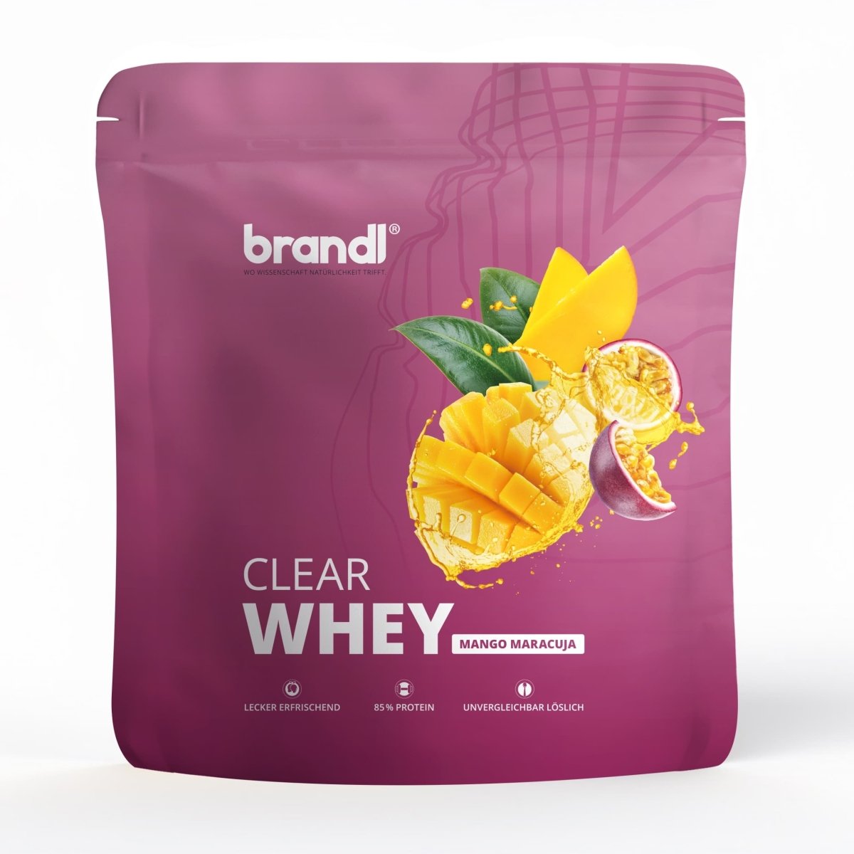 Ein leuchtend violettes pouch von brandl clear whey in mango maracuja geschmack mit glänzendem finish und fruchtgrafik