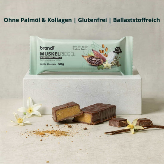 Ein hellgrün verpackter brandl muskelriegel proteinriegel schokoladen vanille geschmack mit kakao und mandeln auf der verpackung