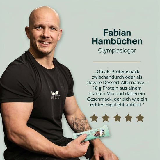 Ein mintgrüner protein-muskelriegel mit schokoladen-erdnussbutter-geschmack in einer glänzenden folie von bran