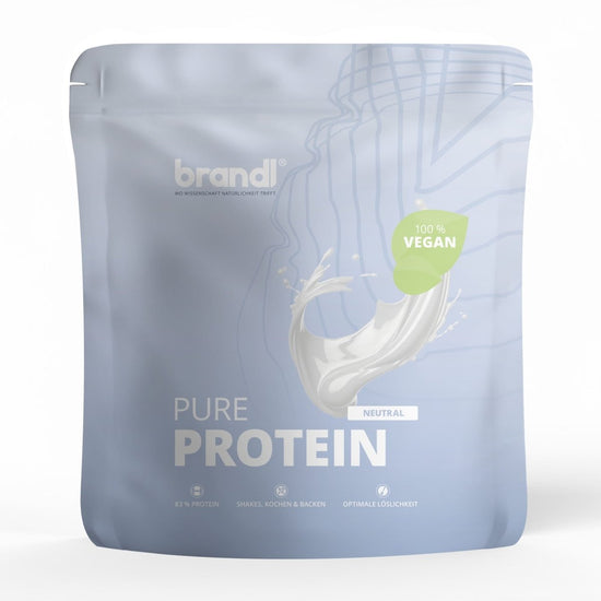 Ein schlauchbeutel von brandl pure protein 20 vegan in hellblau mit minimalistischer milchspritzgrafik und 100% vegan emblem