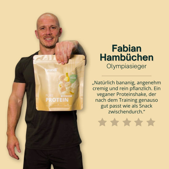 Eine goldgelbe pouch veganes proteinpulver bananengeschmack mit markenname brand und bananenscheiben auf der front