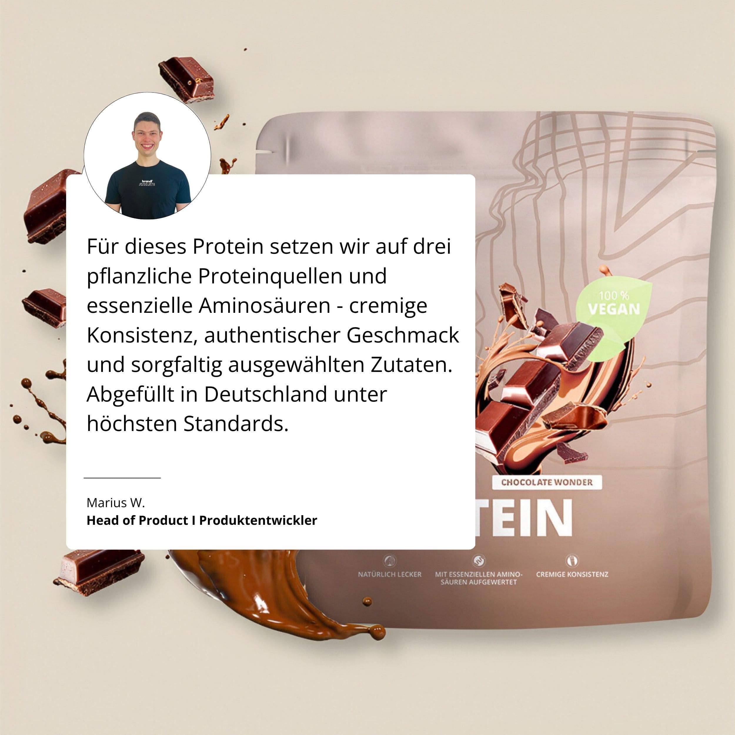 Pure protein 2.0 vegan schokoladengeschmack proteinpulver in braunem glänzendem beutel mit schokoladentafel und sauce grafik