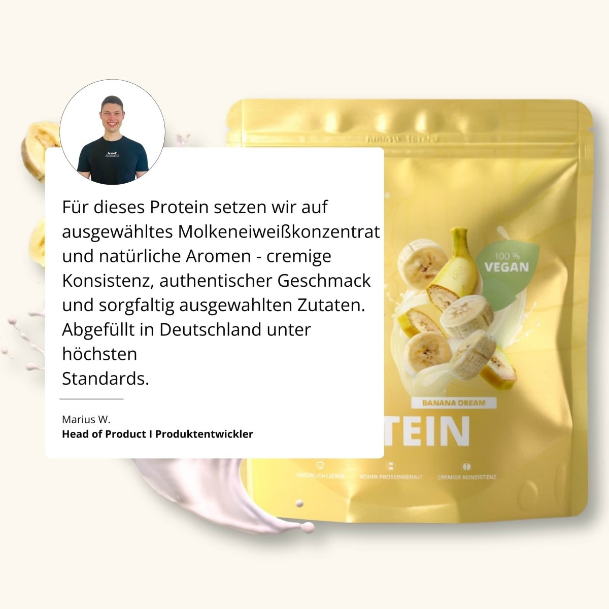 Goldene tüte mit veganem bananencreme-proteinpulver pure protein 2.0 mit glänzendem finish und bananenscheiben vorne