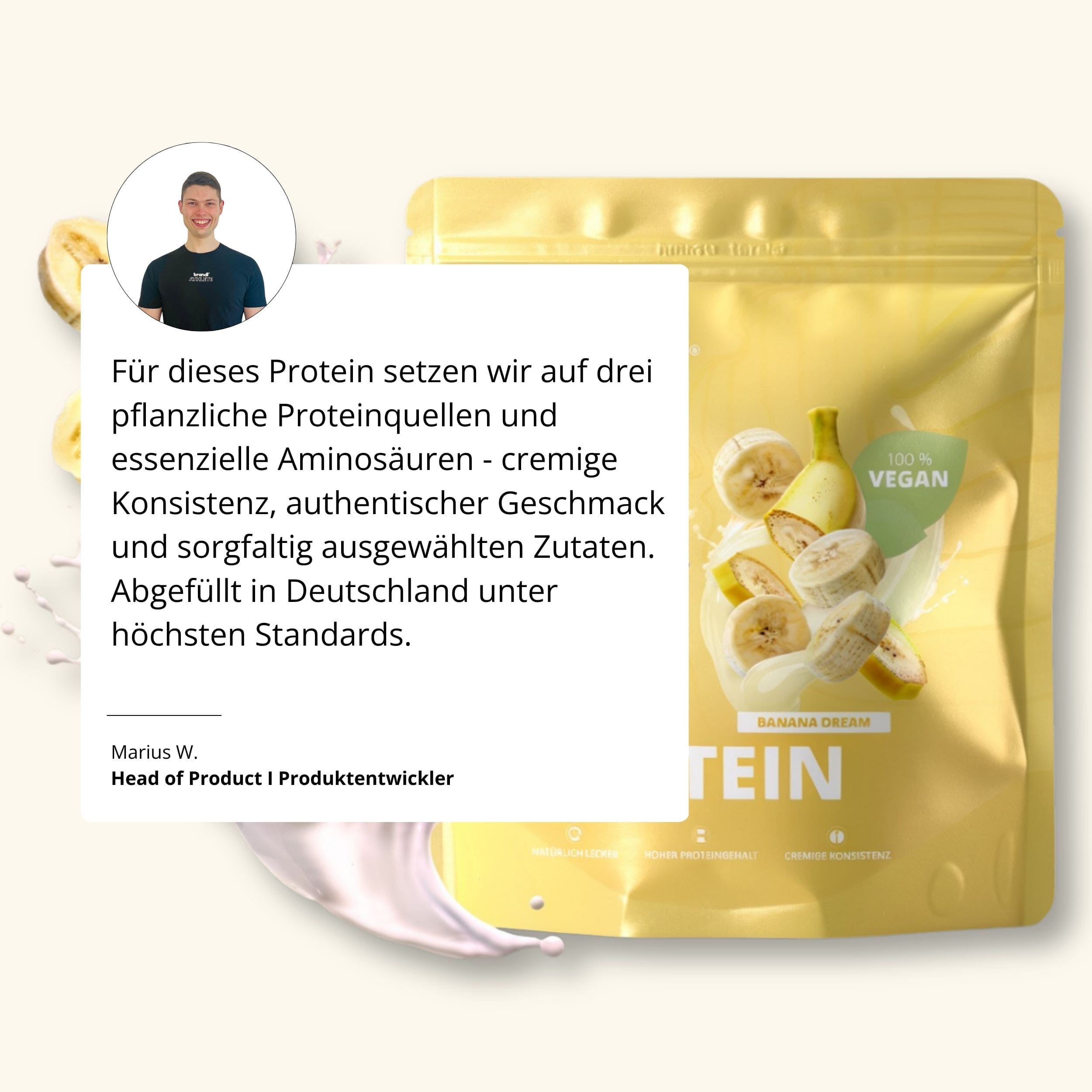 Goldene tüte mit veganem bananencreme-proteinpulver pure protein 2.0 mit glänzendem finish und bananenscheiben vorne