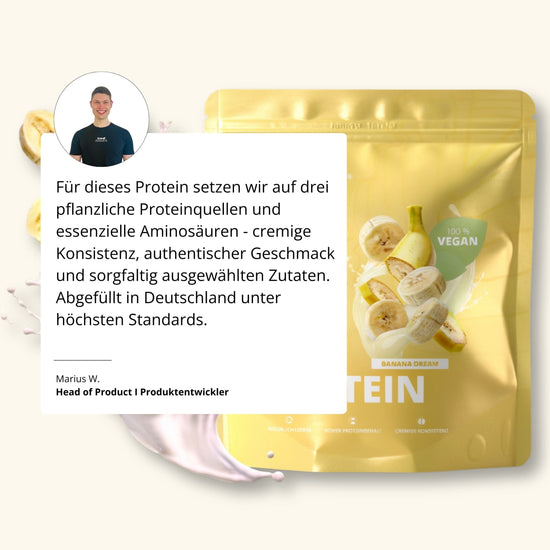 Goldene tüte mit veganem bananencreme-proteinpulver pure protein 2.0 mit glänzendem finish und bananenscheiben vorne