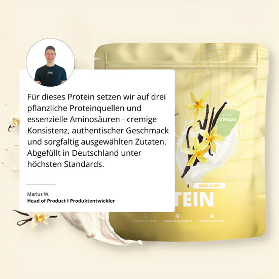 Eine goldene verpackung mit veganem vanilla-proteinpulver von pure protein 2.0 und vanilleillustrationen