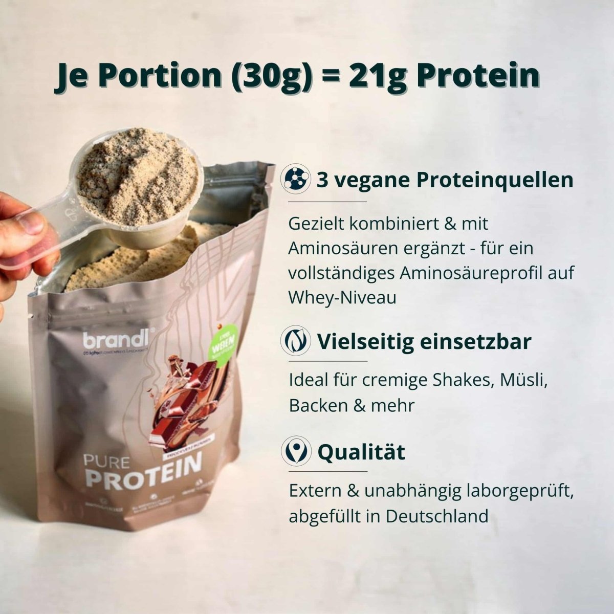 Ein brauner und silberner beutel pure protein 2.0 vegan pulver mit schokoladentafel grafik auf der vorderseite