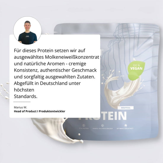 Eine elegante silbergraue vegane proteinpulver-tasche pure protein 2.0 mit glänzendem finish und spritzdesign
