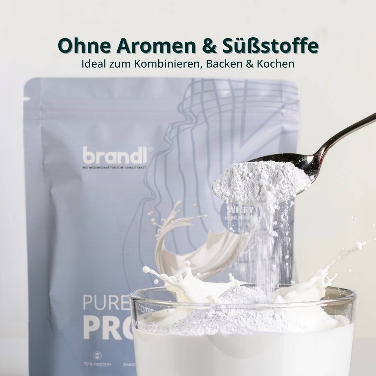 Ein schlanker silberlöffel hält eine menge weißes whey-proteinpulver pure protein 2.0 über einem glas cremiger milch