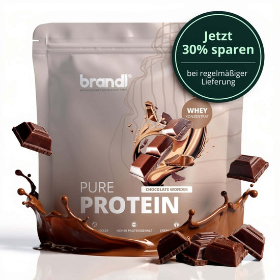 Brandl pure protein 2.0 whey concentrate in silberner tüte mit schokoladenriegel und spritzgrafiken