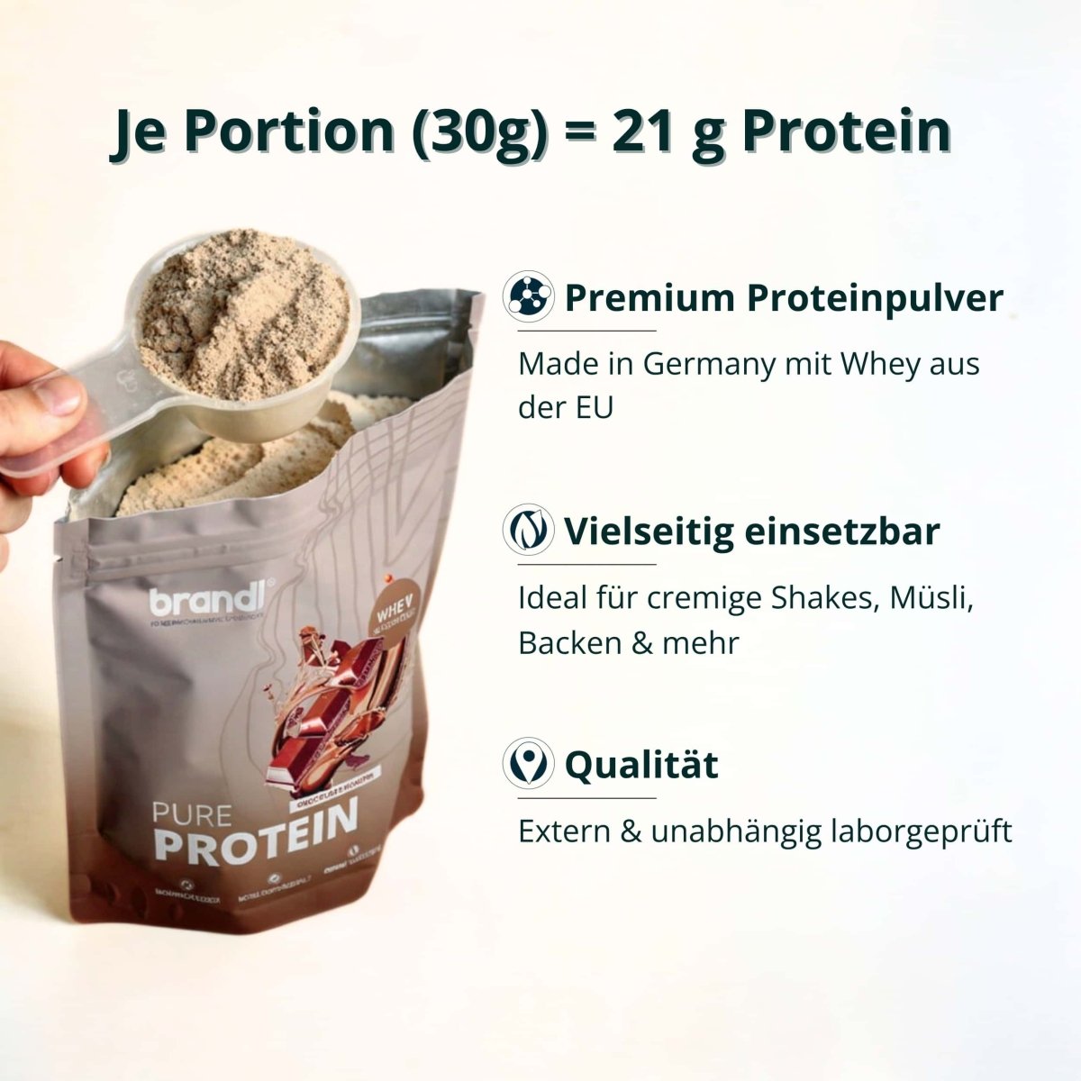 Eine hand hält eine klare plastikschaufel mit beigem proteinpulver über einem offenen beutel von brandl pure protein muskelaufbau bundle xl