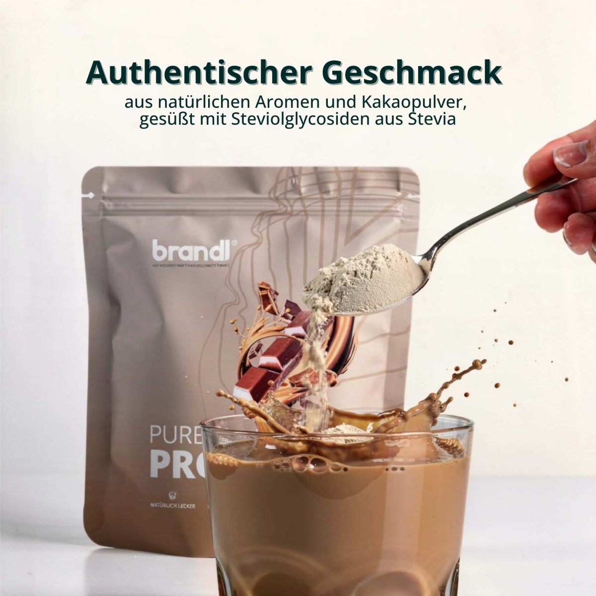 Eine schlanke matte silberne tasche pure protein 2.0 whey pulver mit minimalistischem design und eleganter typografie