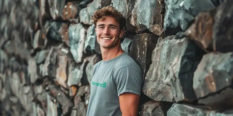 Ausdauer Supplements für gesunde Körper, Mann vor einer Steinmauer mit Brandl Shirt