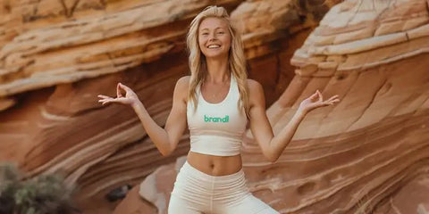 Brandl Model vor einer Wüstenfelsenwand in weißem Brandl T-Shirt, steht für Gesundheit