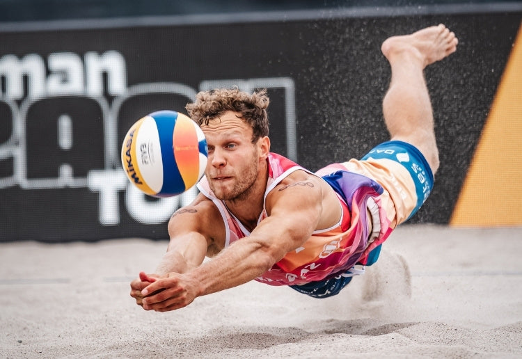 Ein lebendiger, mehrfarbiger Mikasa-Strandvolleyball mit blauen, orangenen und weißen Paneelen.