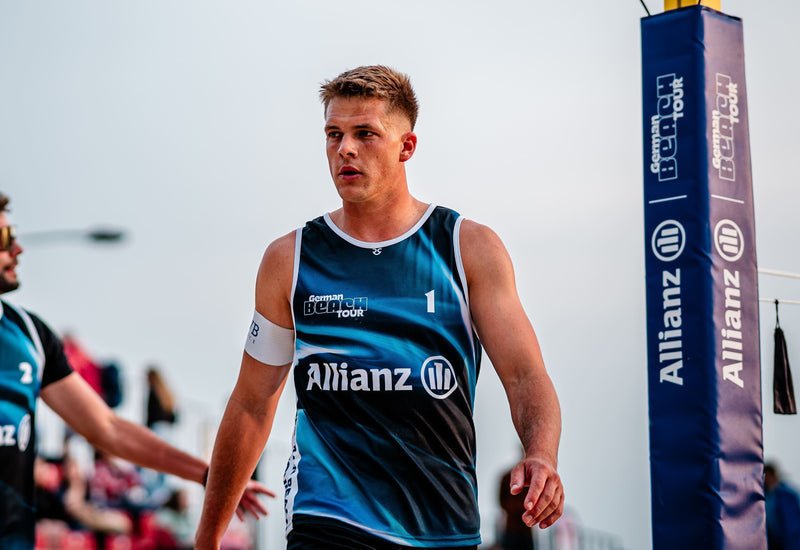 Blau-schwarzes ärmelloses Sporttrikot mit weißem Saum, mit 'Allianz'-Branding und der Nummer 1.