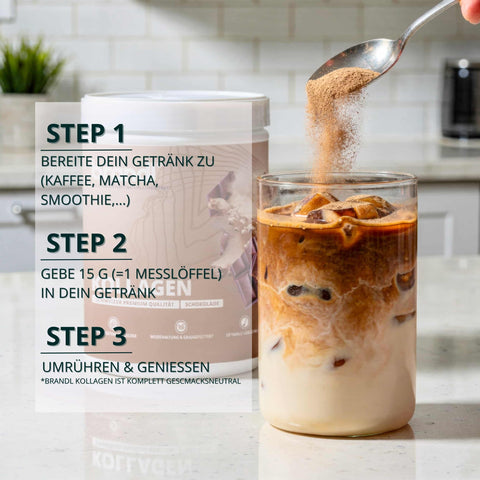 Ein weißer zylinderförmiger behälter brandl kollagen pulver mit matter oberfläche und lila branding hinter einem glas eiskaffee wird gerührt