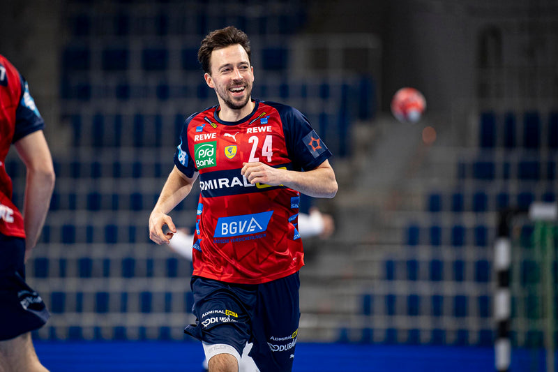 Handballspieler auf dem Feld der Brandl nutrition Suplements liebt