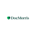 Docmorris-Logo mit einem grünem herzförmigen Emblem mit wirbelnden Mustern neben dem Markennamen in dunkeltürkiser Serifenschrift.