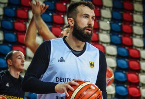 Basti doreth beim Basketball spielen für Deutschland