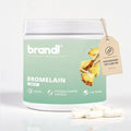 Weißer zylinderförmiger behälter der marke brandl bromelain kapseln mit mintgrünem etikett und beigem anhänger