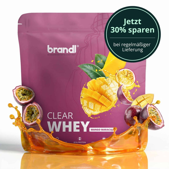 Ein leuchtend lila pouch von brandi clear whey in mango maracuja geschmack mit glänzendem finish und fruchtbildschirm