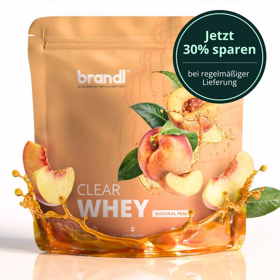 Eine goldenbraune tüte clear whey in natürlichem pfirsichgeschmack mit lebendigem pfirsich- und spritzgrafik