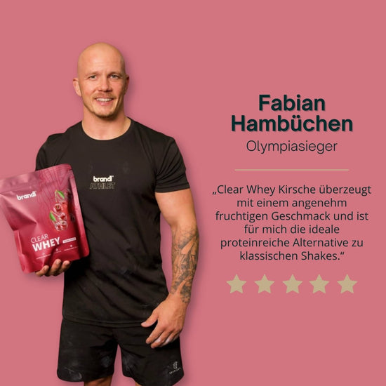 Eine lebhafte pinke tasche mit brandi clear whey klarer molkenprotein in kirschgeschmack mit glänzendem finish und fruchtbildern