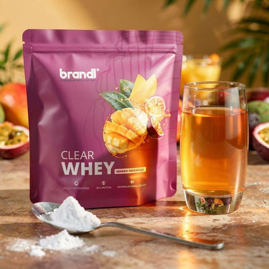 Ein lebendiger lila beutel brandi clear whey in mango maracuja geschmack mit glänzendem finish und fruchtillustration