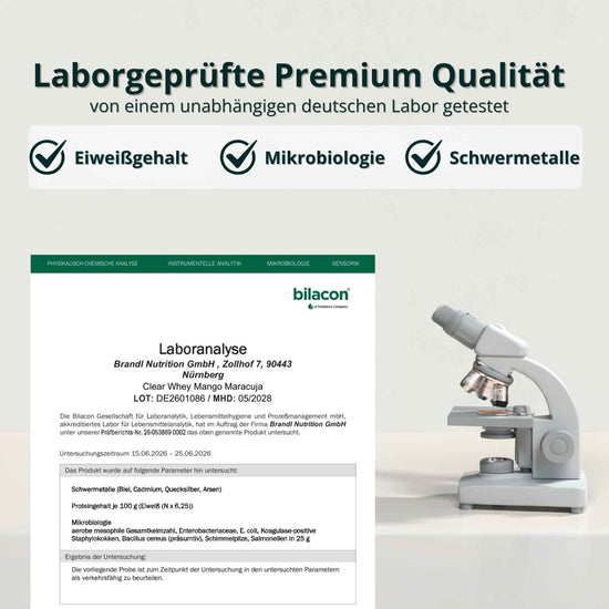 Weißer labor-mikroskop mit metallischen komponenten und gebogenem arm im klaren whey-produkt
