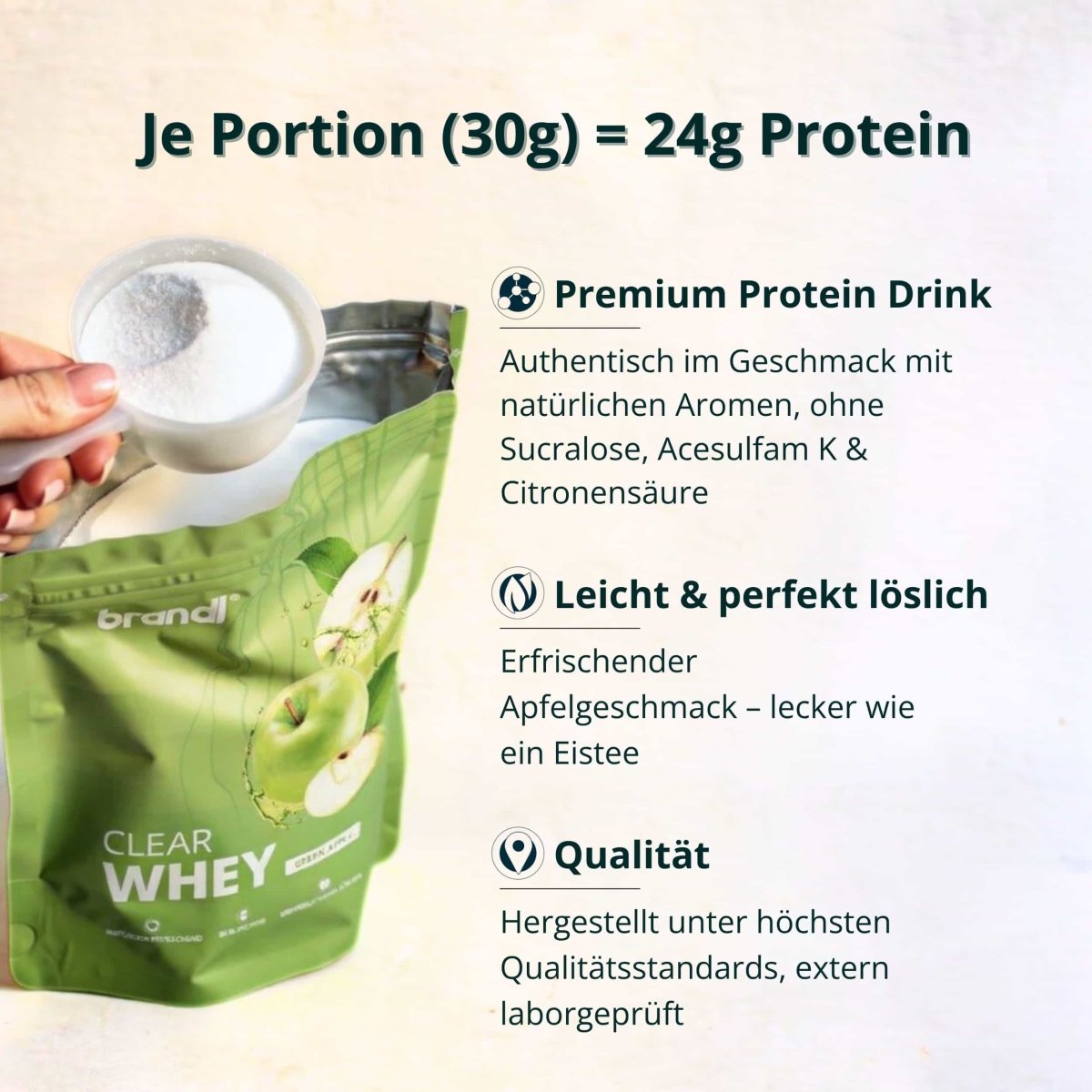 Grüne pouch von brandl clear whey proteinpulver apfelgeschmack mit weißer portionierkelle gefüllt mit pulver