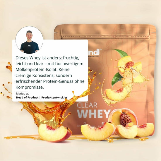 Eine peach-flavored klare whey proteinpulver-tasche mit metallisch goldenem finish und lebendiger fruchtabbildung