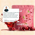 Rosa beutel mit clear whey cherry splash proteinpulver glänzend und kirschgrafiken auf der vorderseite