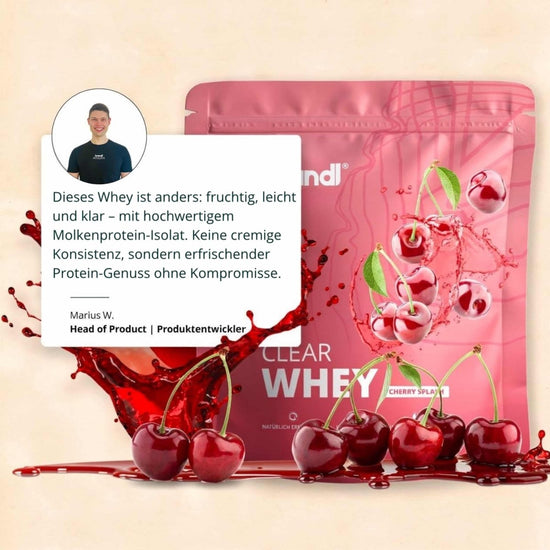 Rosa beutel mit clear whey cherry splash proteinpulver glänzend und kirschgrafiken auf der vorderseite