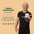Weißes zylindrisches behältnis mit orangem etikett und brand coenzym q10 text in hand eines mann im schwarzen shirt