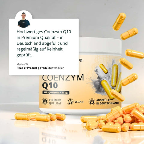 Ein weißer zylinderförmiger behälter mit beigem etikett coenzym q10 kapseln und 23g ubiquinol umgeben von goldgelben kapseln