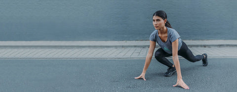 Banner Frau beim dehnen auf der straße