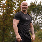 Schwarzes kurzärmeliges Sport-T-Shirt mit kleinem weißem Logo auf der Brust