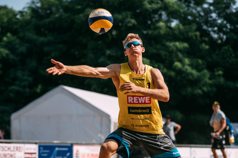 Jonas Reinhardt ist Beachvolleyball Profi bei Deutschland und outdoor beim spielen auf dem Sandfeld