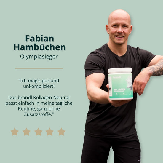 Ein mann in sportkleidung hält einen weißen und türkisfarbenen zylinderbehälter mit brandl kollagen pulver