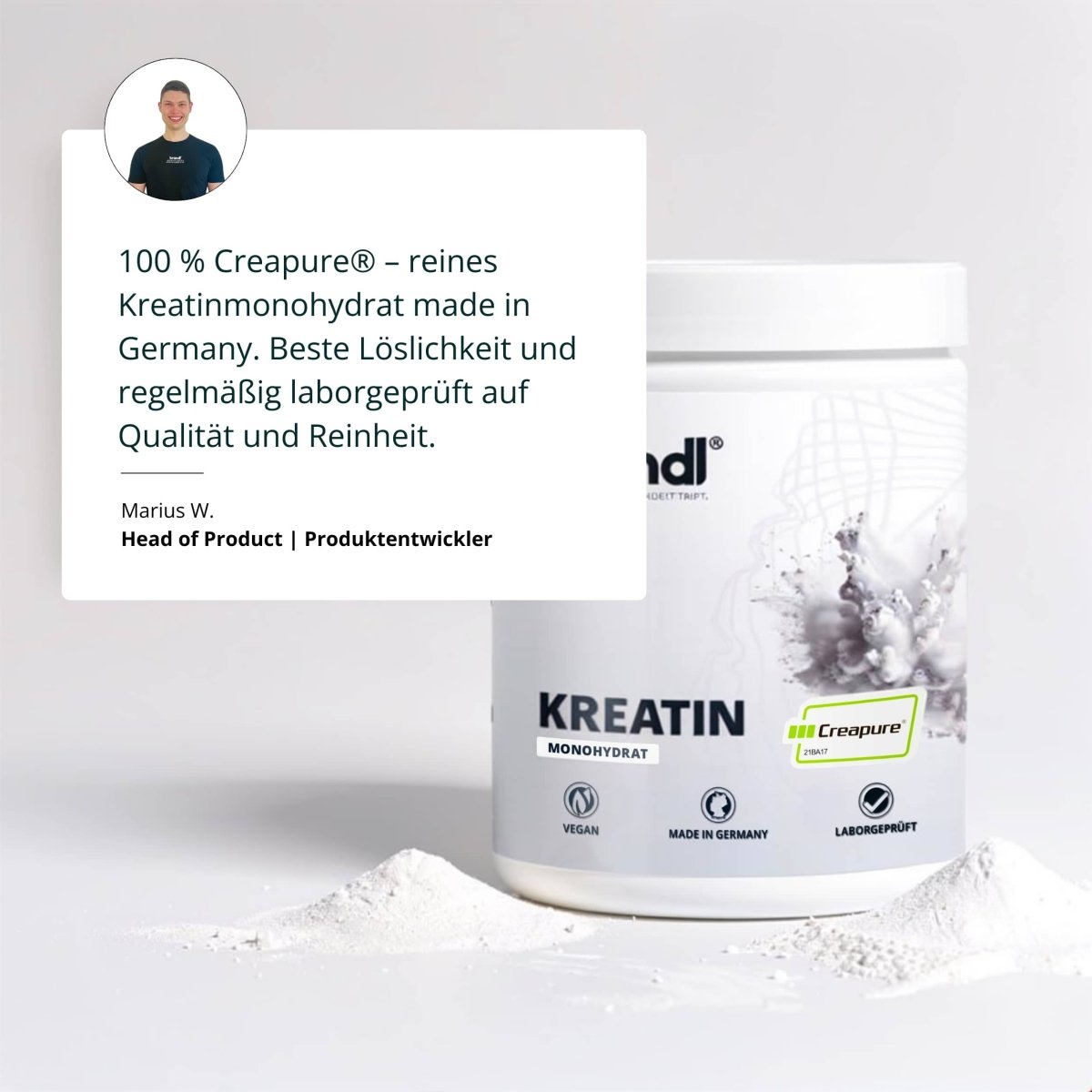 Weißer zylinderförmiger behälter mit creapure kreatin monohydrat pulver und minimalistischem schwarz-grünem etikett
