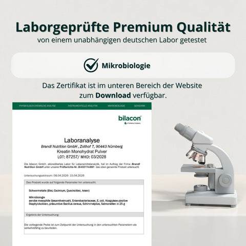 Weißer labor-mikroskop mit metallischen komponenten und gebogenem arm für kreatin monohydrat untersuchungen