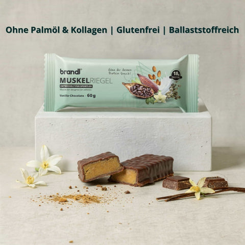 Ein hellgrün verpackter brandl muskelriegel proteinriegel schokoladen vanille geschmack mit kakao und mandeln auf der verpackung