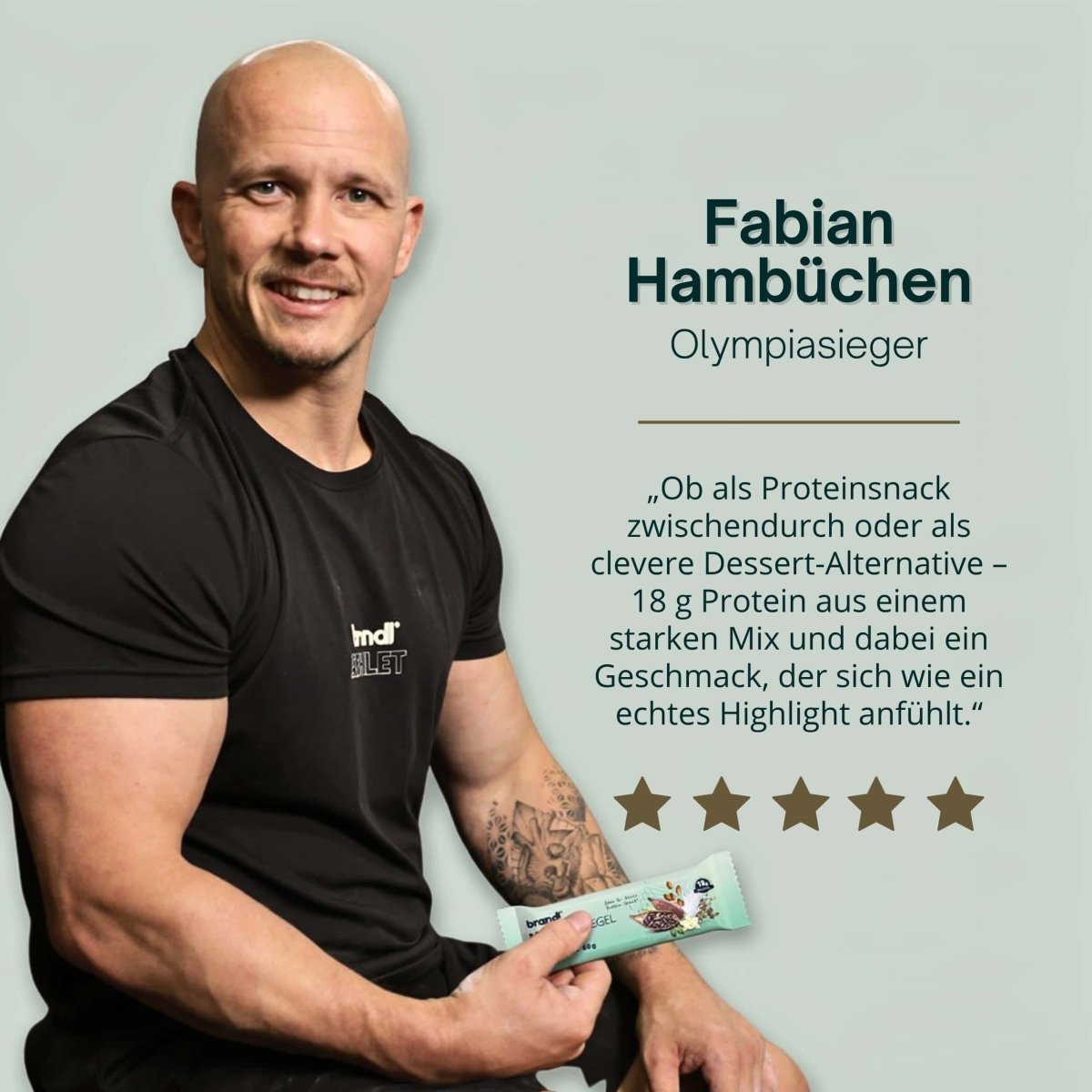 Ein mintgrüner protein-muskelriegel mit schokoladen-erdnussbutter-geschmack in einer glänzenden folie von bran