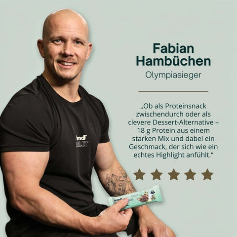 Ein mintgrüner protein-muskelriegel mit schokoladen-erdnussbutter-geschmack in einer glänzenden folie von bran