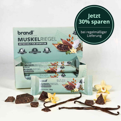 Lightgrün verpackte brandi muskelriegel proteinriegel vanille schokolade mit illustrationen von kakaobohnen und mandeln