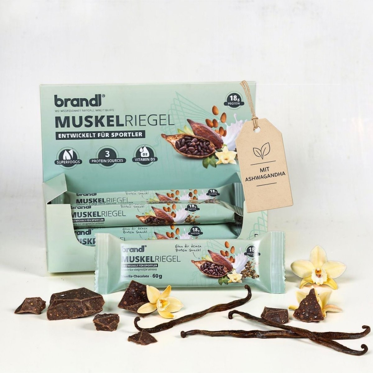 Ein hellgrün verpackter muskelriegel proteinriegel mit vanille schoko geschmack und kakaobohnen sowie mandeln auf der hülle