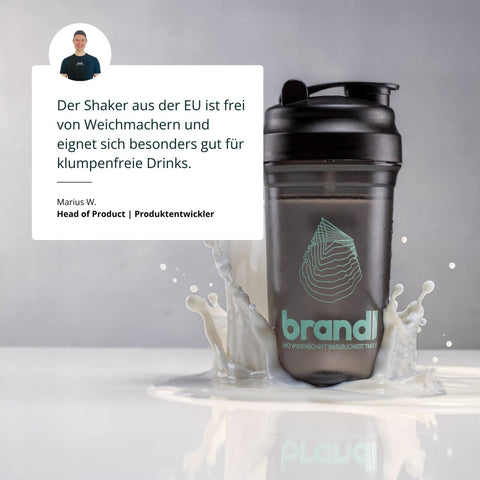 Schwarzer transparenter plastik-shaker mit schwarzem deckel und türkisfarbenem logo premium-shaker
